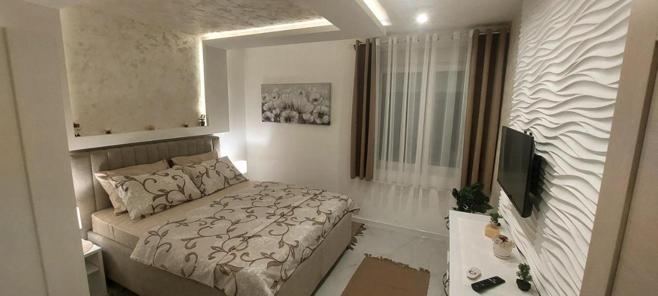 Gold Apartment *